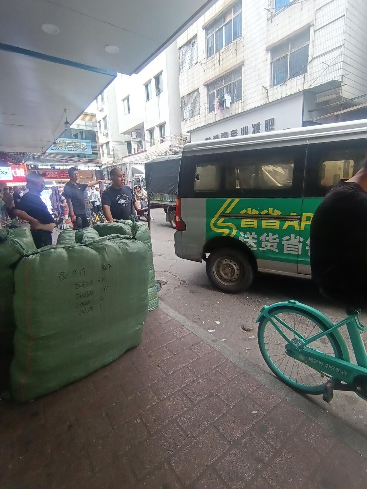 广州桥南新街街道上面，货拉拉面包车拉了四大包货，都是成品的衣服，一公里可能也就赚