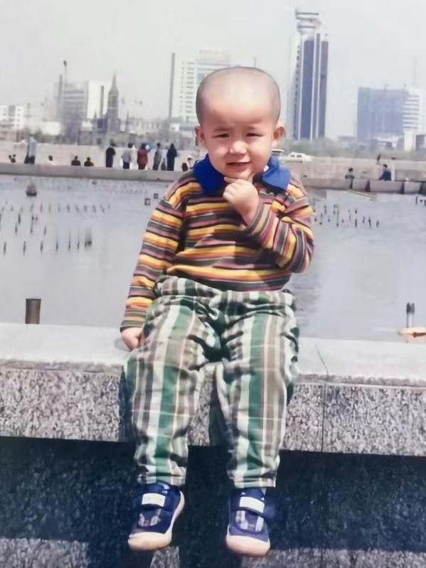 王楚钦啊，他有不同时期的帅照呢。从年幼到青年再到成年，各个阶段都有。

粉丝们就