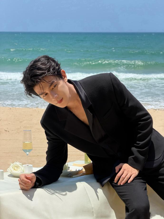 夏之光怎么控制我心跳了夏之光一抬头我心跳漏跳一拍 新鲜海边live抓拍重磅释出，