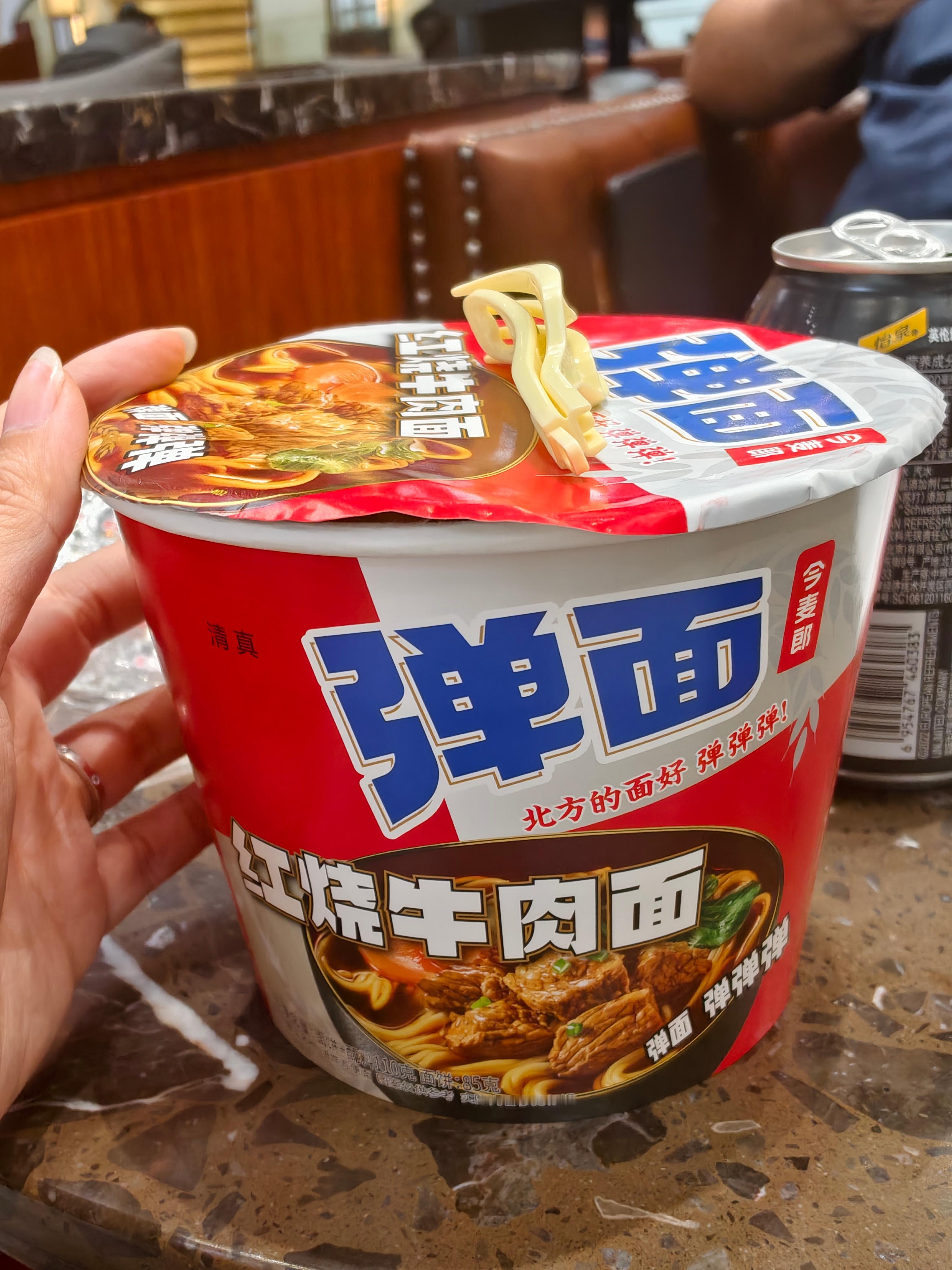 高铁去泡面化吃泡面最香的场景高铁、露营、机场休息室其他地方现在都想不起来吃了最重
