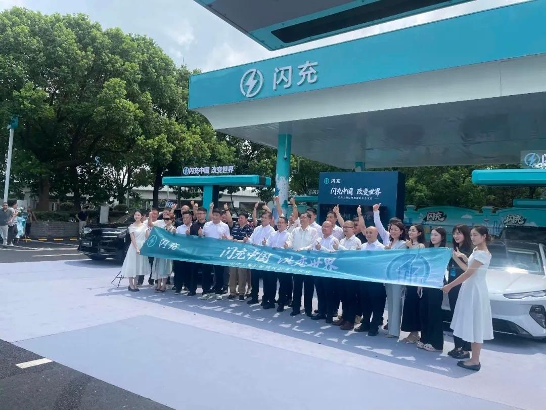 从加油站到闪充站。从满是汽车味的加油站，到清洁能源的闪充站。这一变迁是比亚迪持续