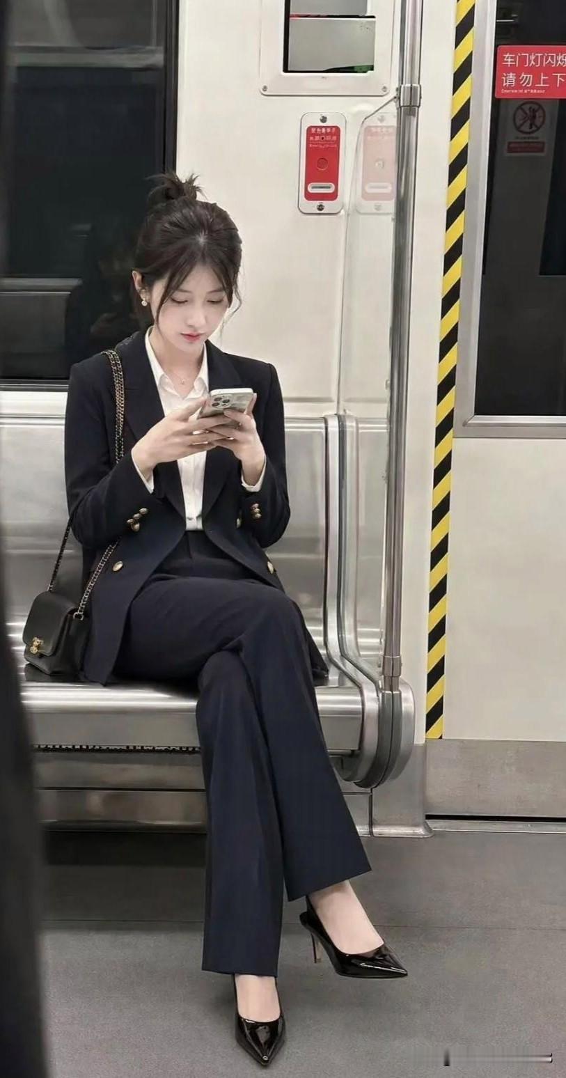 穿西装，坐地铁，这颜值、这气质，也太好看了吧！