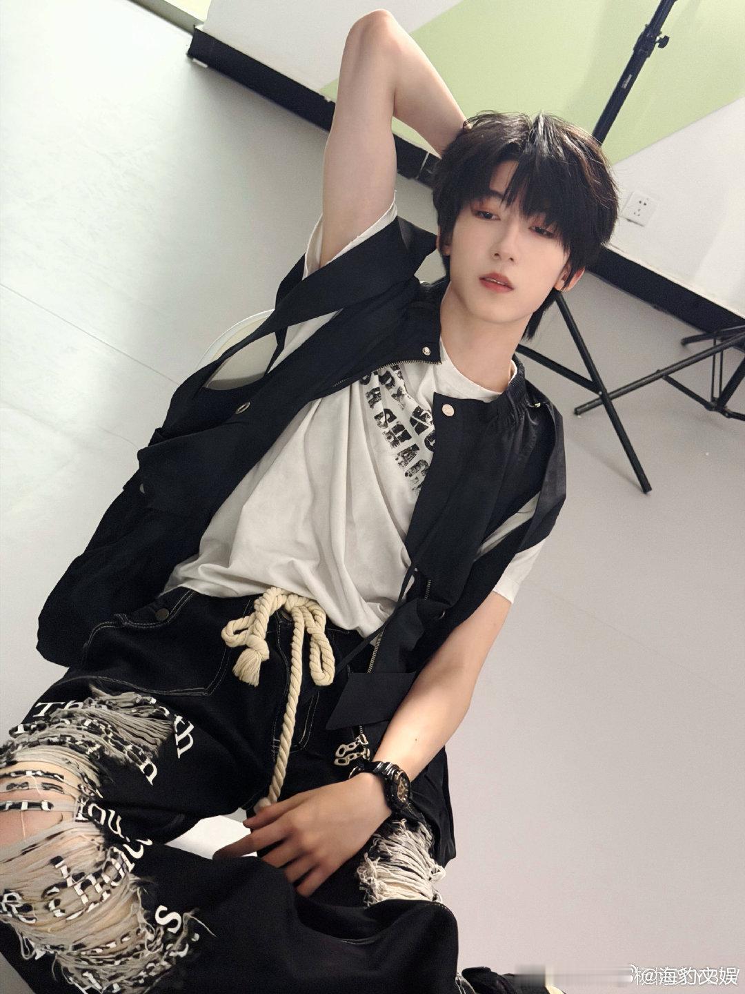 杨博文三分钟破300w杨博文销量极速刷屏，热度沸腾！上线即引爆全场，层层突破新高