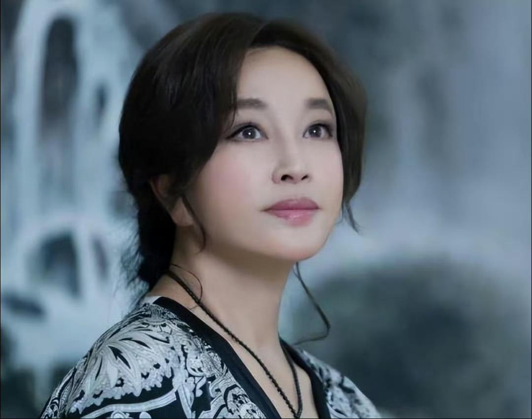 利益面前亲人也会变质！
刘晓庆居然被亲外甥造谣去世。
刘晓庆亲妹妹一家希望她没有