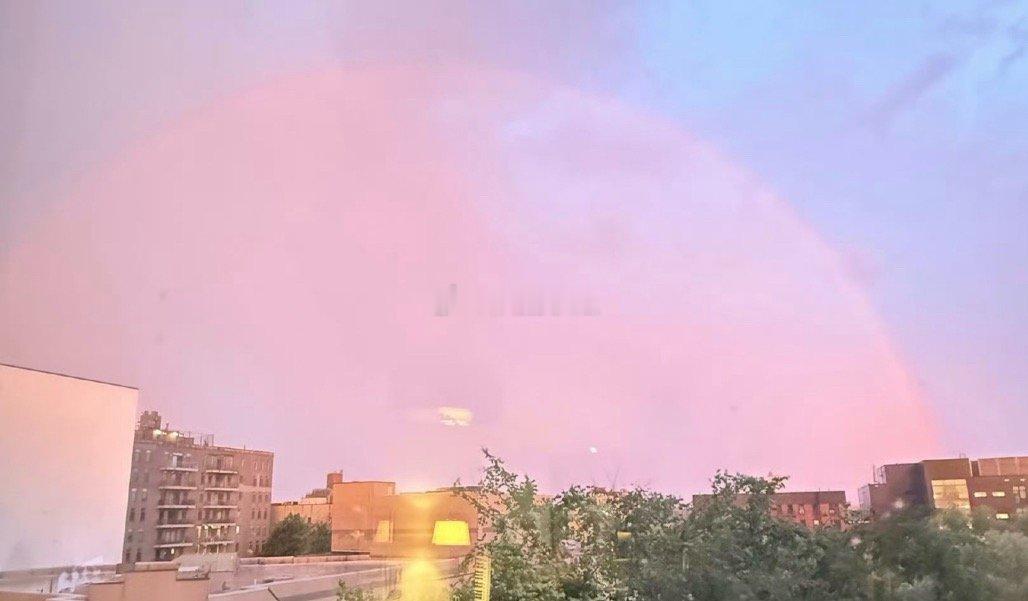 这是属于霉霉的粉色天空，浪漫的幸福画面！霉霉婚后纽约现粉色天空