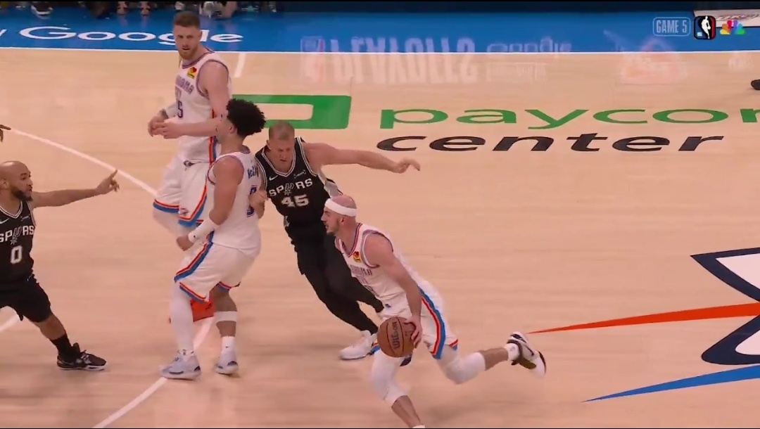 NBA官方：经联盟赛后审查，西决第五场第四节1分39秒，马刺球员梅森·普拉姆利对