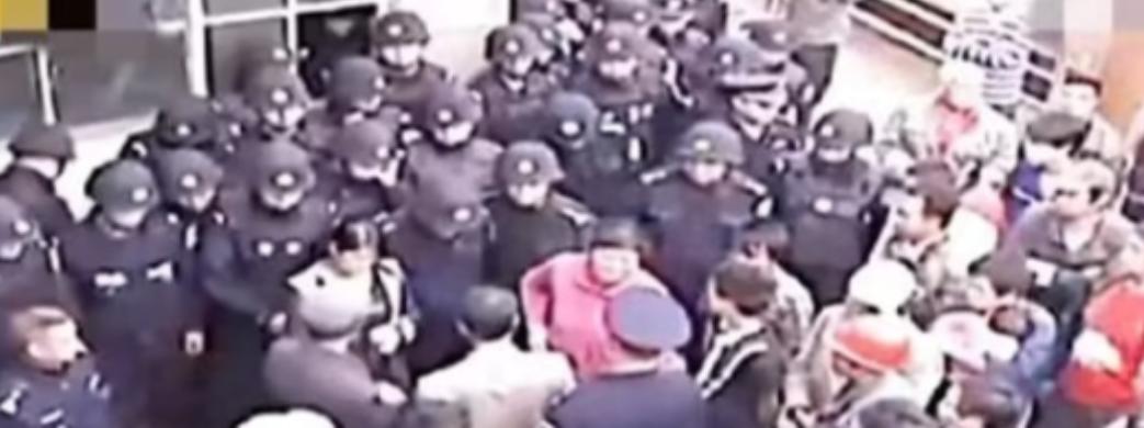 2011年，云南一17岁少年被35名保安手持狼牙棒殴打致死，少年肝脏外露、颅骨全