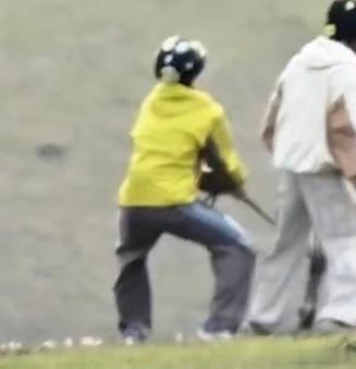 苏新皓被马顶了🐎团综路透趣味满满，牵马时意外被马儿顶撞，画面又好笑又心疼，一定