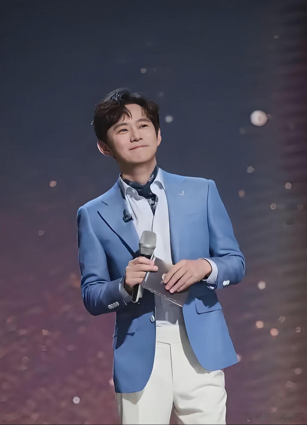 何炅飞行亲爱的客栈何炅以飞行嘉宾加盟客栈，暖心关照沈月，和王鹤棣组成主心骨组合！