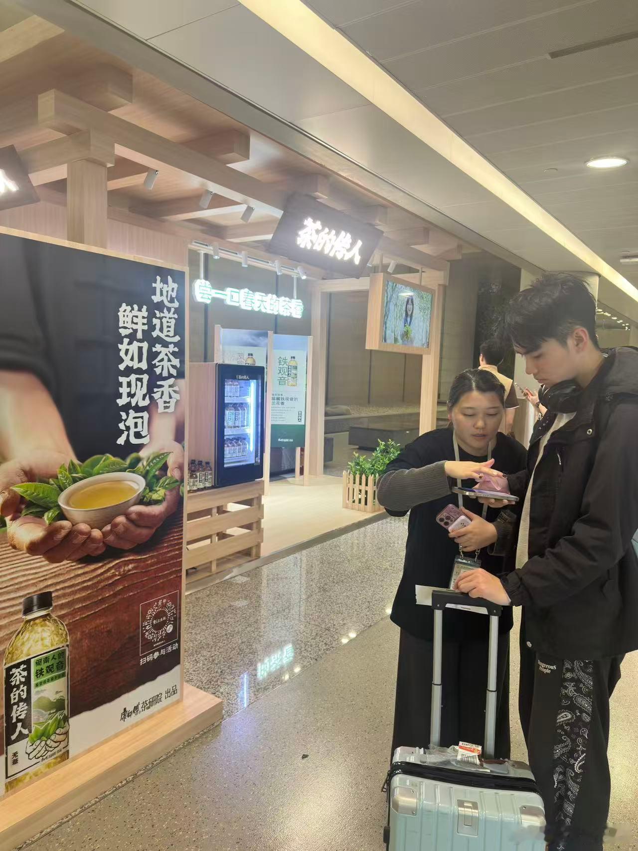 铁观音要摇十几个小时青，单丛得慢烘三次火，碧螺春都是茶农手工揉出来的，每一口茶香