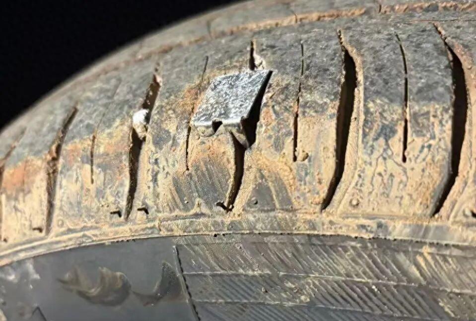 太缺德！多名车主遭殃损失惨重！近日昆明市公安局五华分局接到群众报警，车主驾车行经