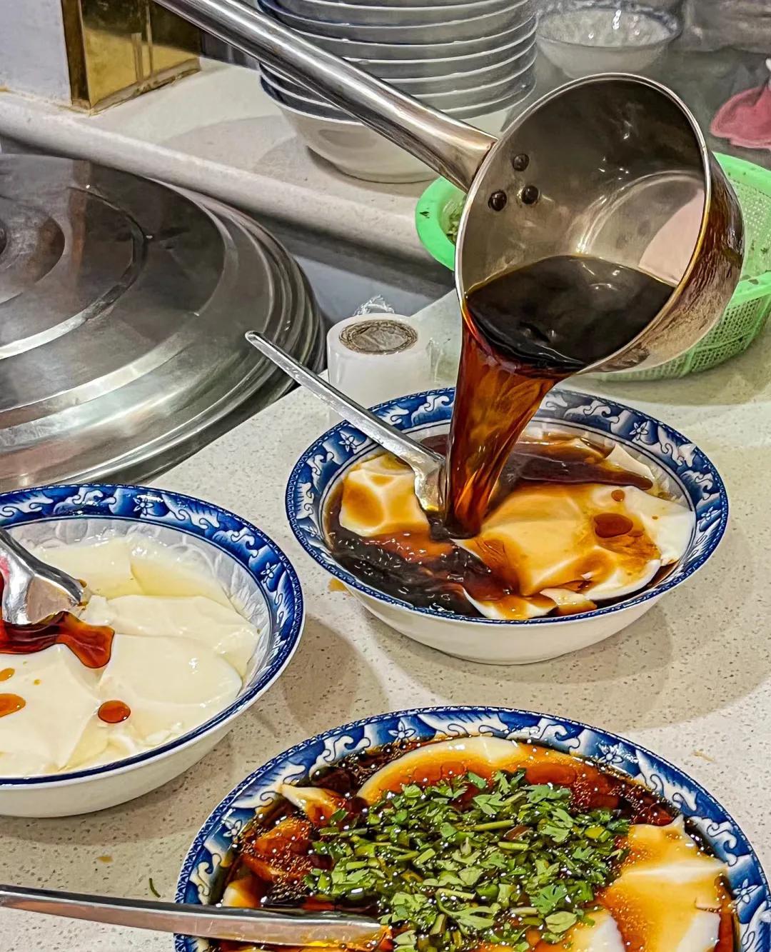终于在济南吃到正宗的高唐老豆腐了
高唐老豆腐不像济南的豆腐脑一样，是粘稠汤汁＋麻