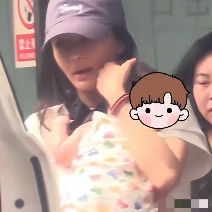 陈冰生了，抱着儿子出街，母性十足，
双手抱娃的动作非常的标准，
陈牧驰这回可算是