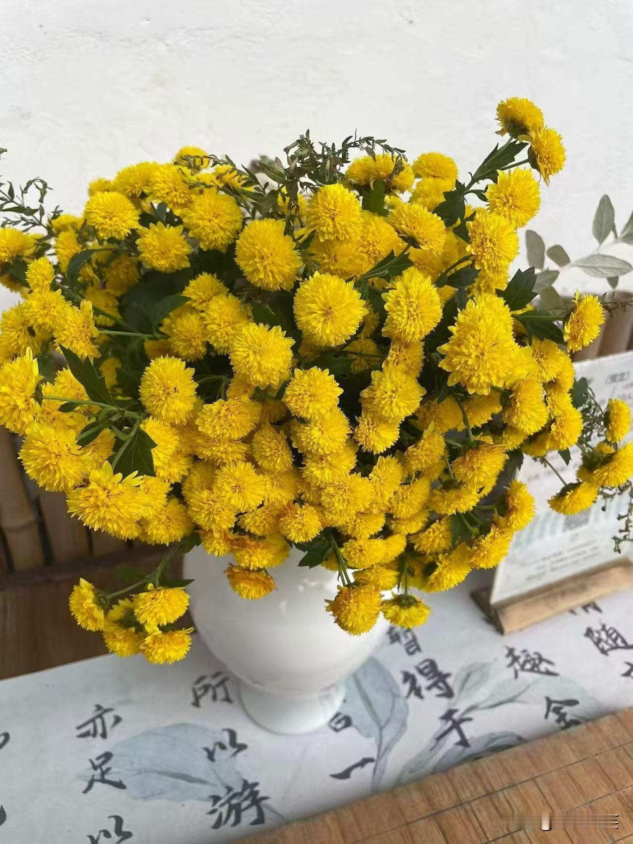 下联是：无缘对面不相逢。

这是一句经典俗语，意思是如果有缘分，即使相隔千里也能