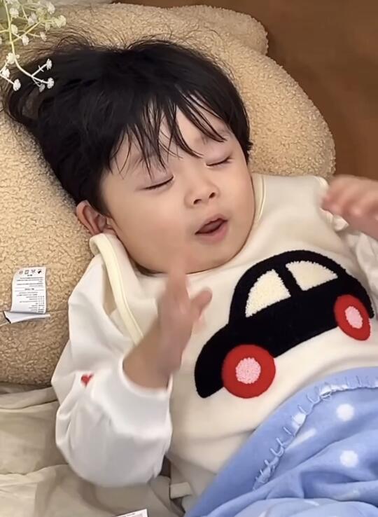 哄自己睡觉的yijin宝宝好可爱🥰