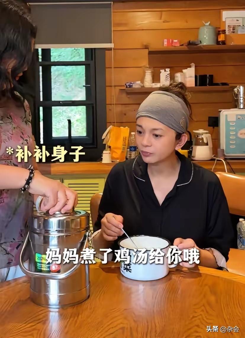 谈莉娜这月子坐得，简直是“南北方圆桌会议”现场！
妈妈代表南方队：每天一只鸡，姜