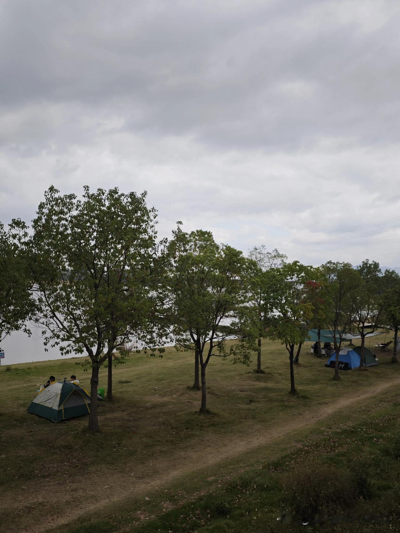 不上班的人真多啊。
非周末的十里江湾还这么多帐篷⛺️