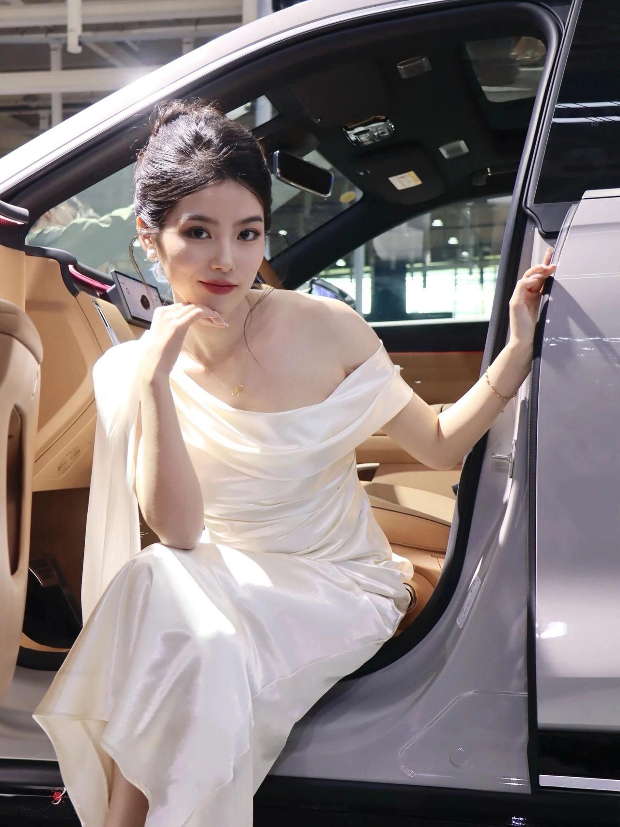 车展优雅女神写真赏析
这位车模气质端庄高级，尽显温婉大气的名媛风范：
容貌妆容：