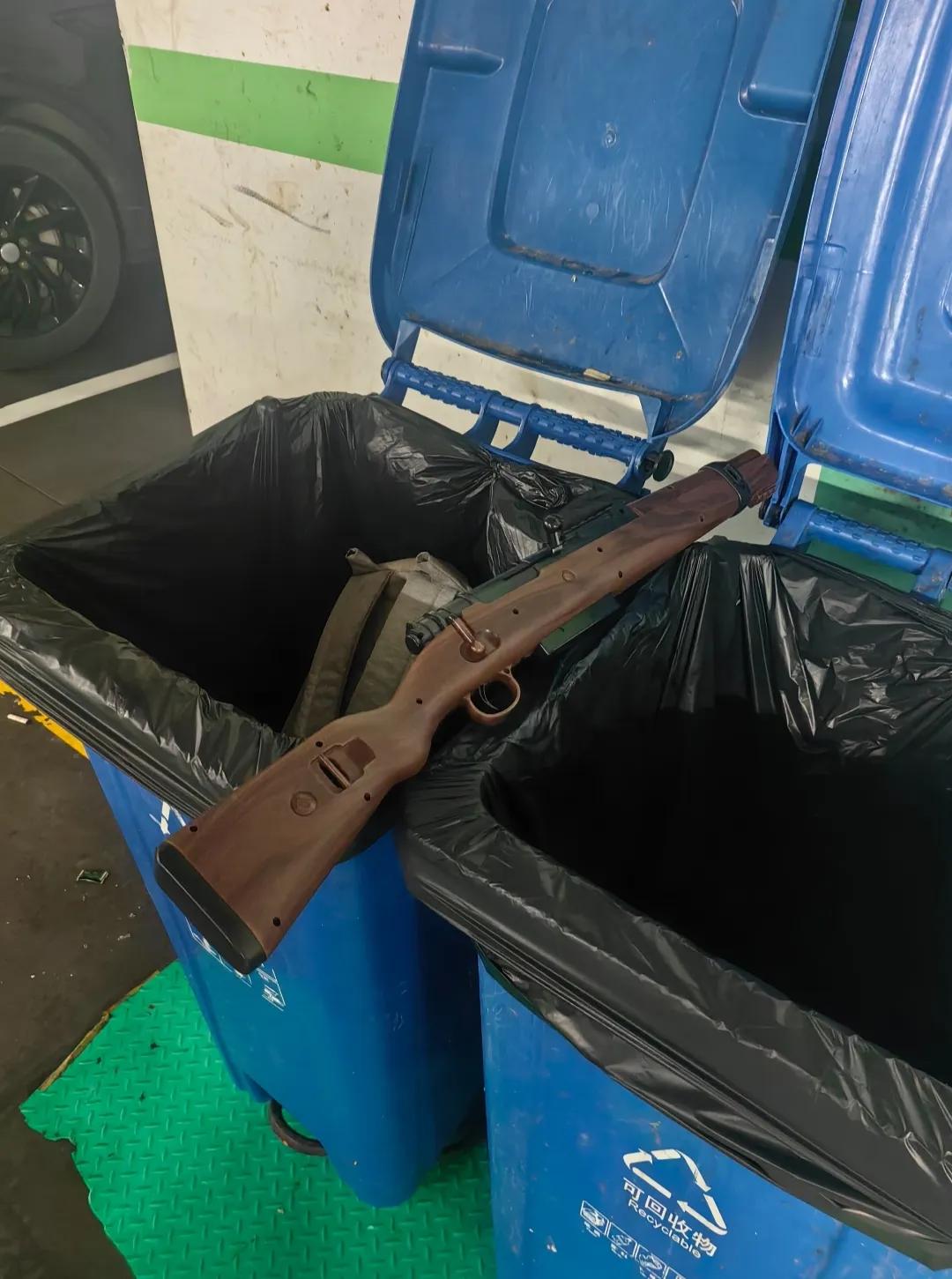 扔的这么草率吗？都不藏着掖着了，要不要捡？