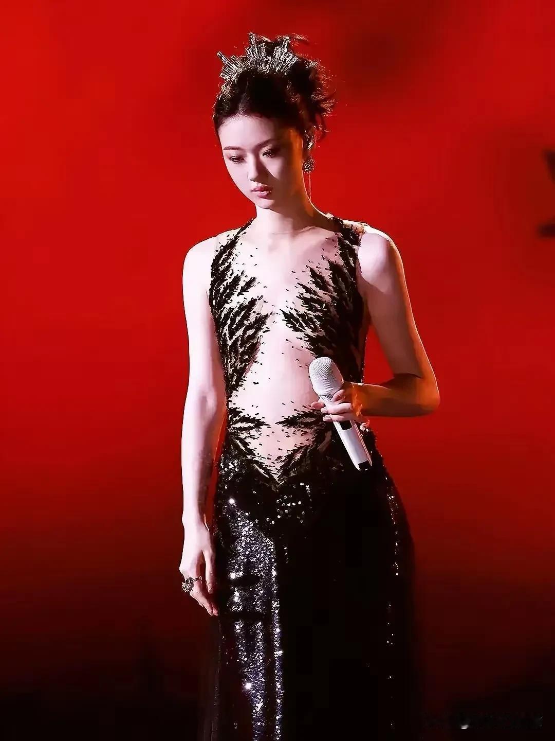 单依纯，穿上这件衣服让人感觉不纯了。
本以歌声取胜，何必穿这种暴露装博眼球呢？