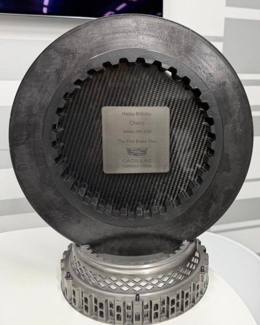 【另类公司“福利”】凯迪拉克F1车队给自家刚过36岁生日的车手佩雷斯送上了一份特
