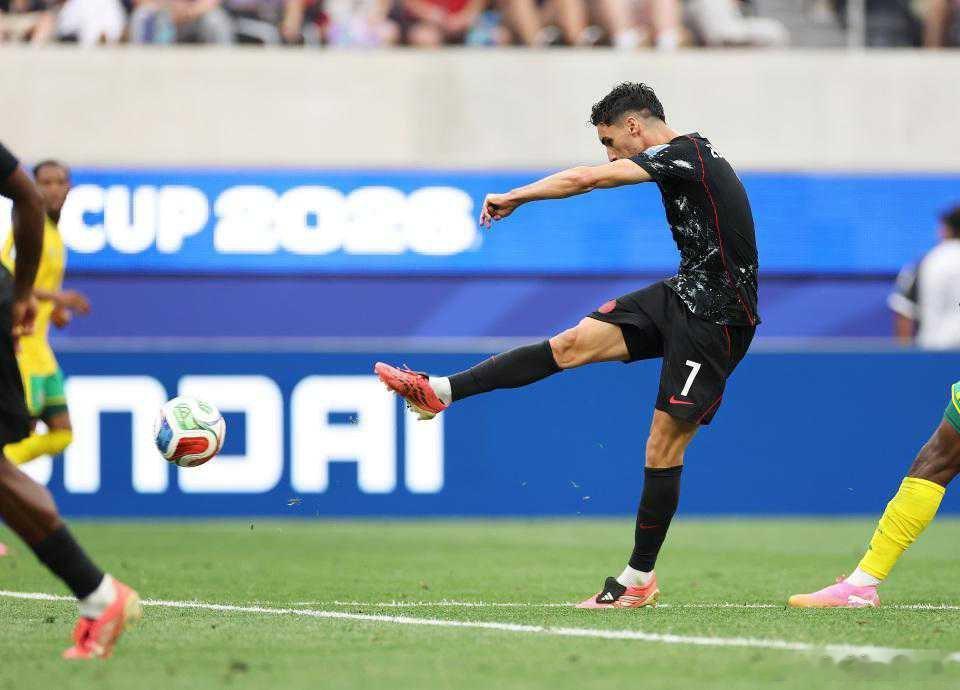 在北京时间6月29日结束的世界杯1/16决赛首场对决中，加拿大1-0绝杀了南非，