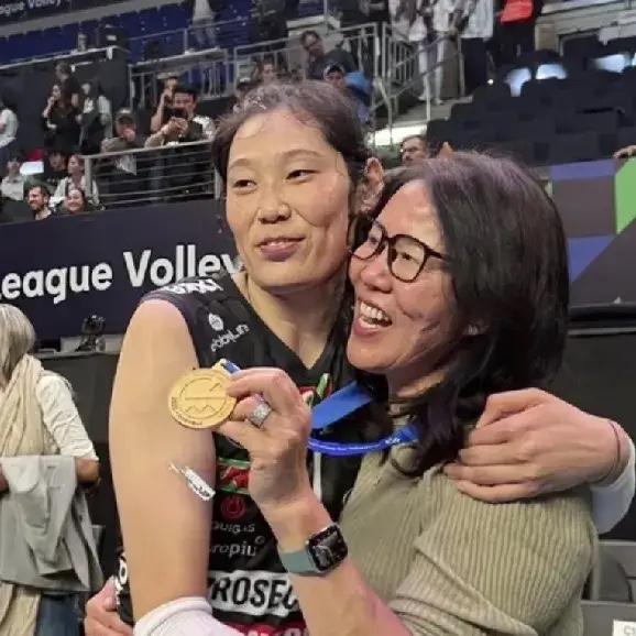 郎平曾经说过：朱婷就像自己的亲闺女一样。
我觉得中国女排东京奥运会上第9名，史上