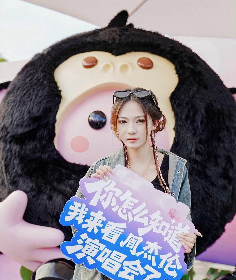 杰伦演唱会粉丝出片的心按耐不住了巨型吉祥物打卡周杰伦演唱会引围观📷出片氛围感直