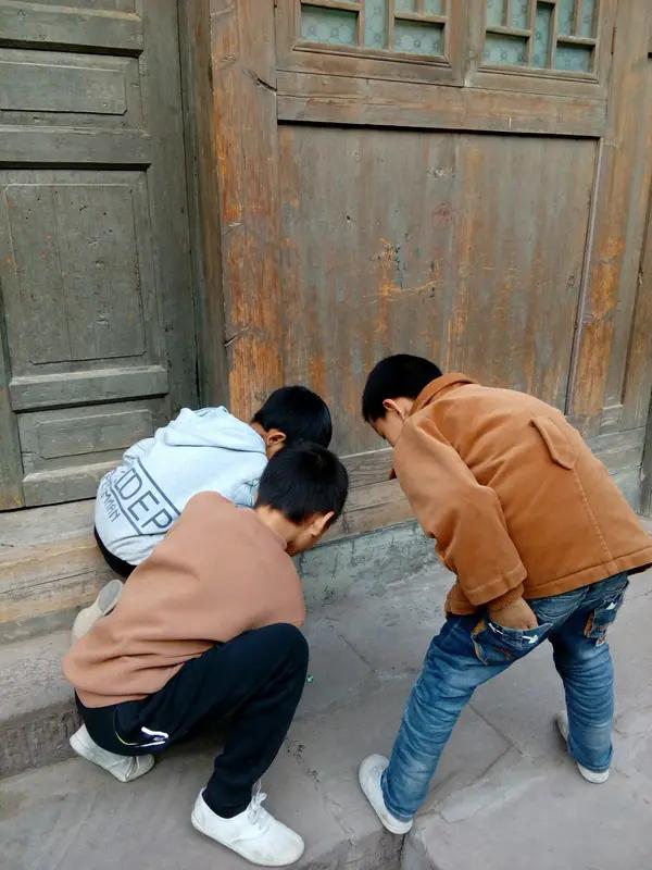 小时候，捉迷藏可是我的最爱。那时候，能藏的地方就那么几个，桶里、缸里、衣橱里、门