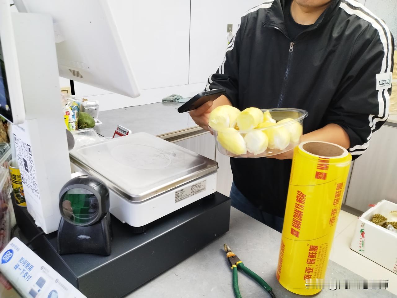 我带着孙女去东安主城区买菜，路过一家水果店时，孙女嚷着要吃榴莲，我便买了一个，花