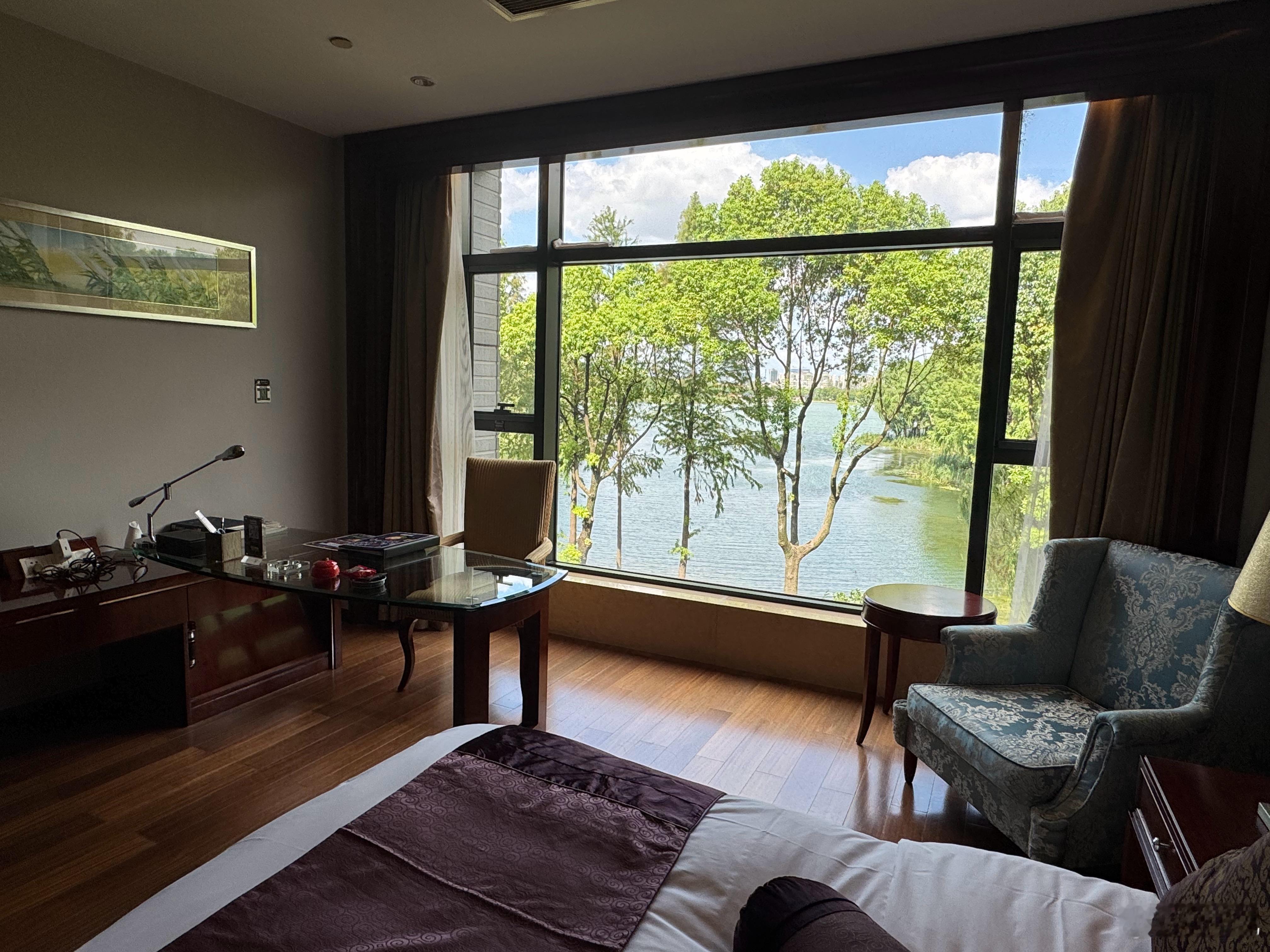 安利一家酒店，张家港的暨阳湖大酒店，房间干净大气，风格类似香格里拉，价格不贵，景