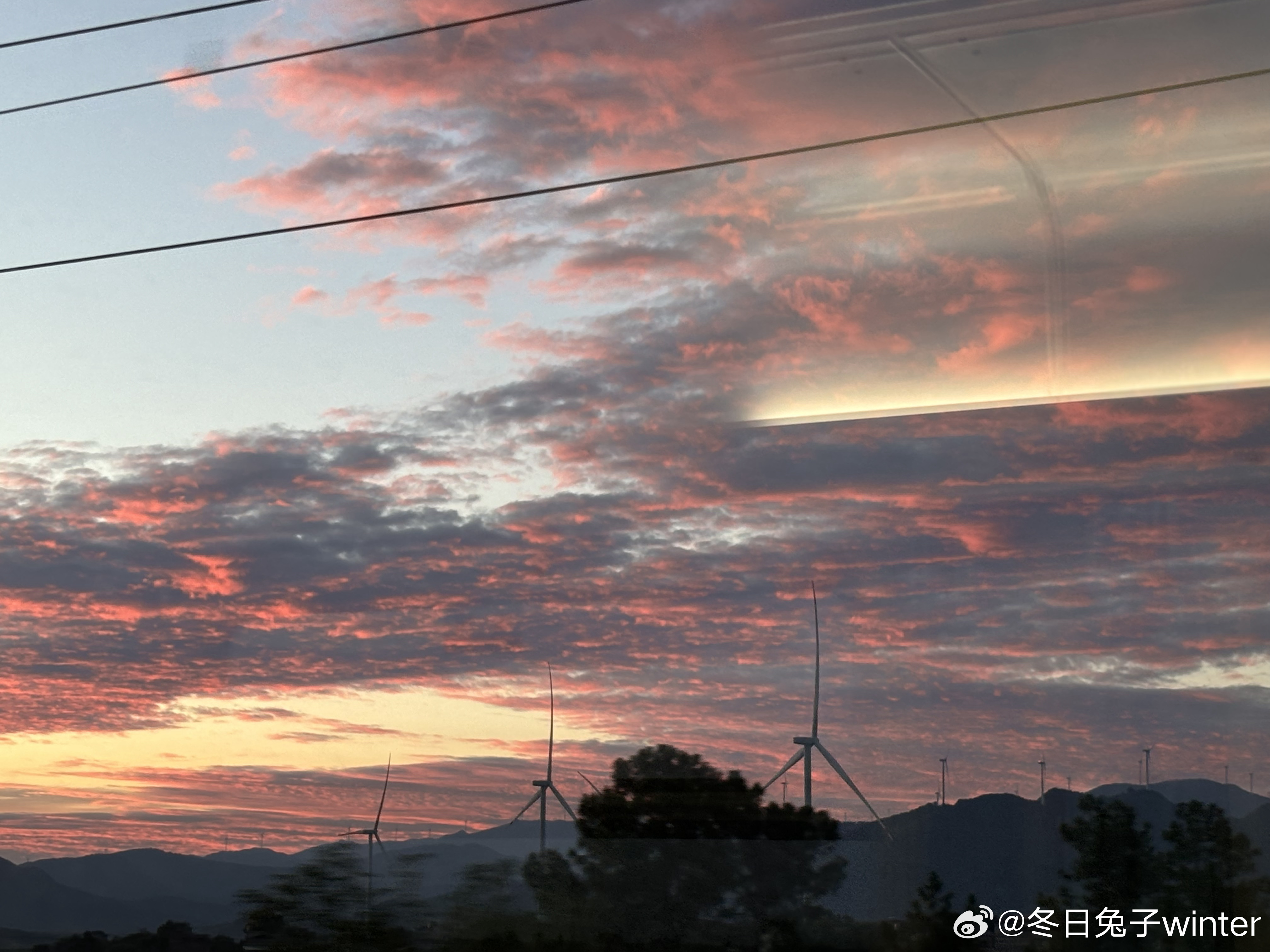 早上透过高铁窗往外一看，天空在上演风景大片啊！     挑了几张分享一下，拍出来