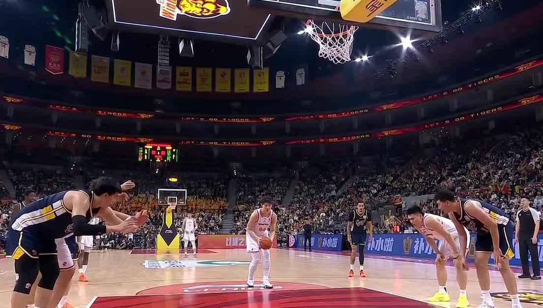 广东男篮今晚被怀特塞德打出阴影了！
历史总是惊人的相似，CBA强强对话广东男篮挑