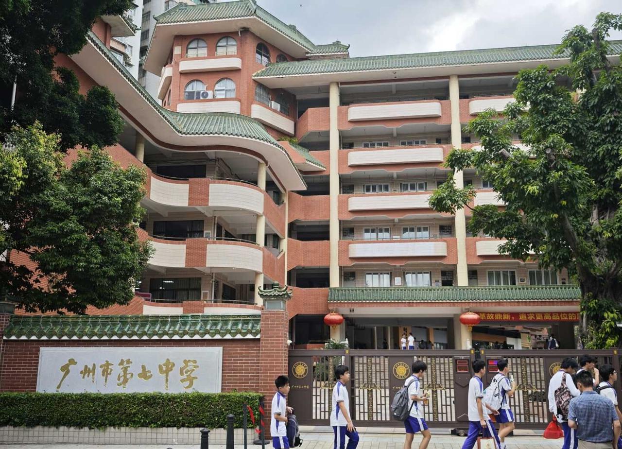 越秀东山口七中
xsc我们能搞定这个学校，今天也是第1次去，第1次路过，人好多，