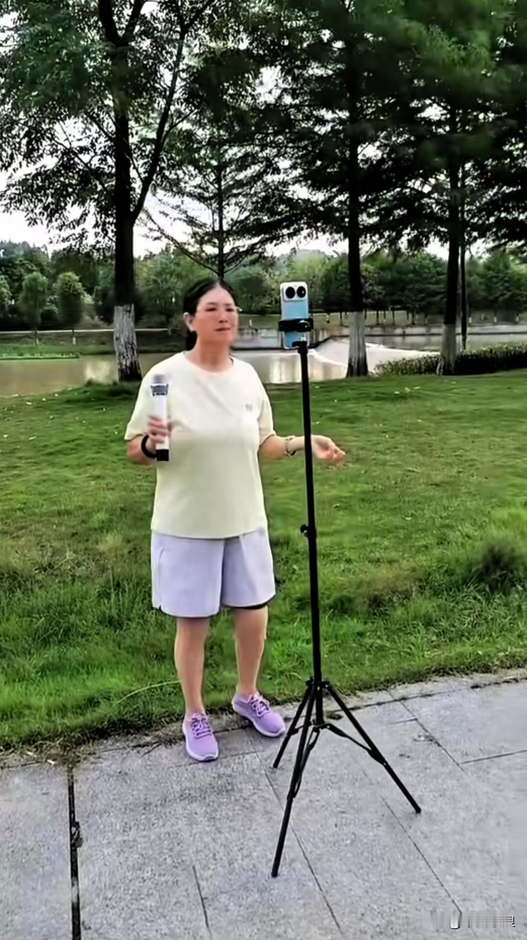2026年7月22号阳光明媚，在朋友的邀请下，带音响到公园僻静处唱了几首歌。