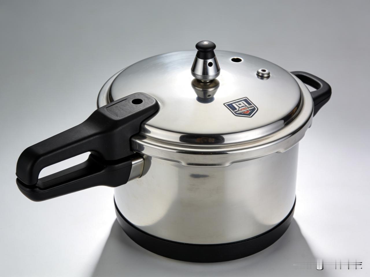 中东局势动荡，但是已经到极限了。
1、美国，核弹是不敢用的，国会也不会允许特朗普