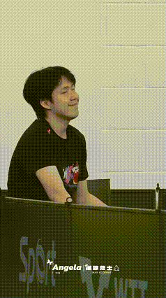 看到林诗栋输了，王楚钦一脸无奈地起来继续训练。
牛冠凯和向鹏也很快从电视前走过来