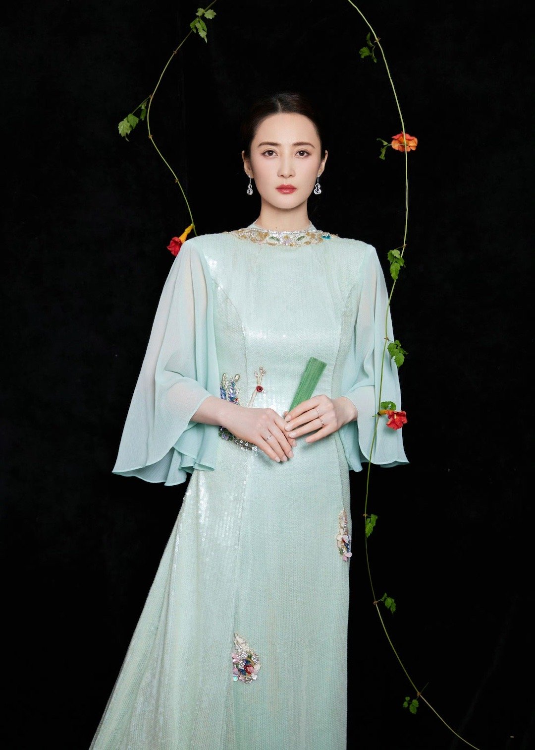 蒋勤勤国泰民安的美感被蒋勤勤秋晚美图惊艳到失语！亮片新中式长裙配藤蔓花纹，将东方