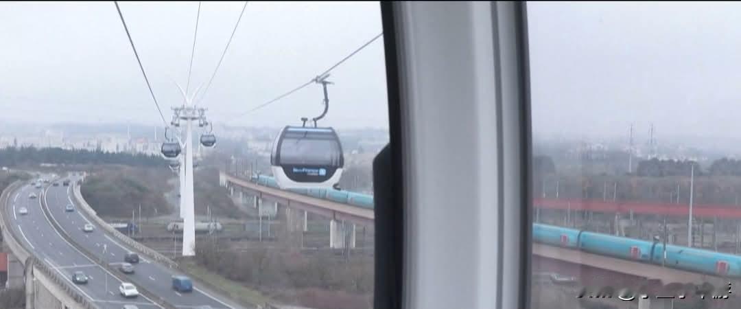 法国巴黎第一条城市通勤用的缆车正式启用，这条缆车全长4.5公里，而且还能将郊区通