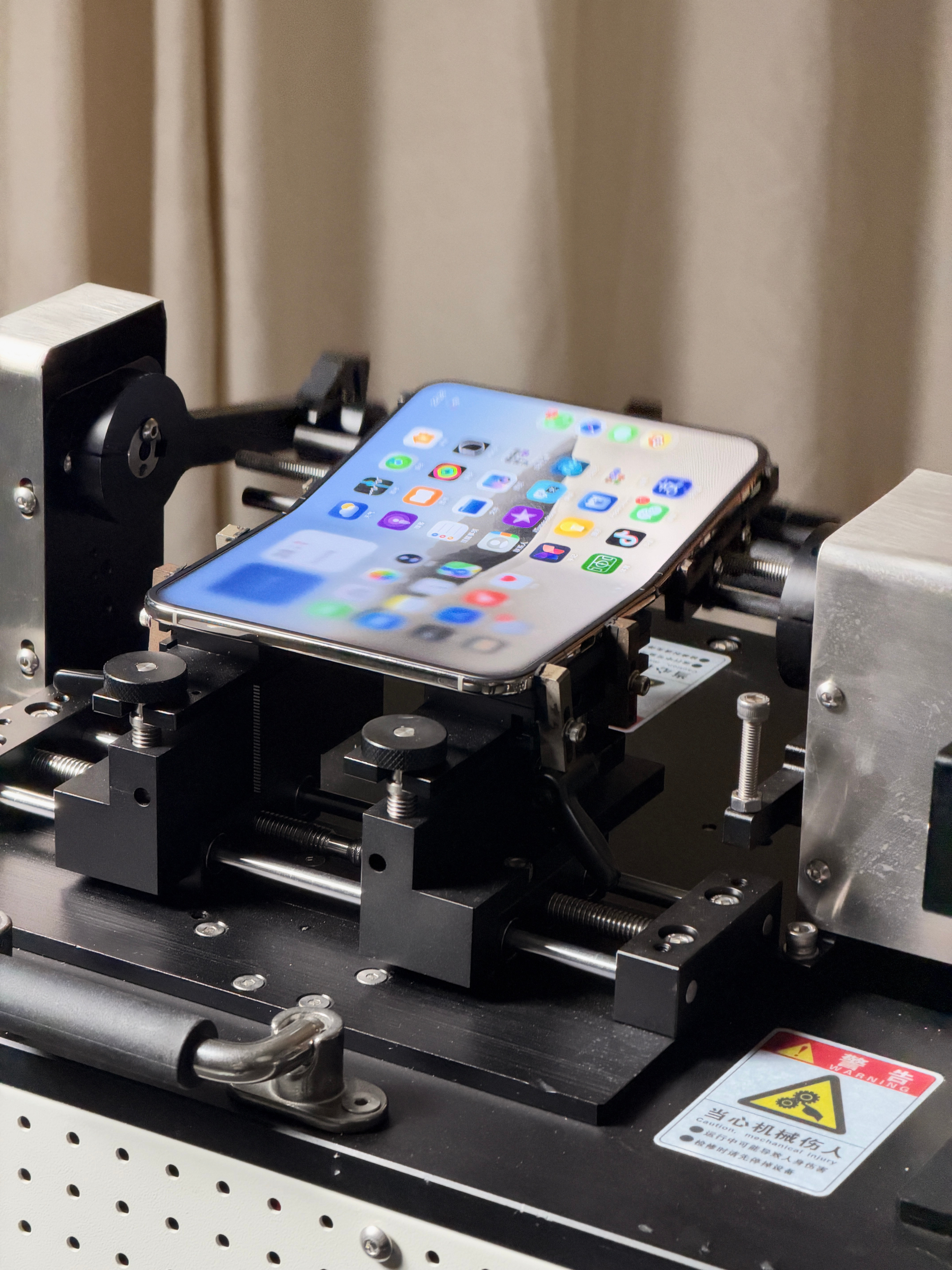 嗯 iPhone Duo 折叠测试来了！[笑而不语][笑而不语][笑而不语][笑