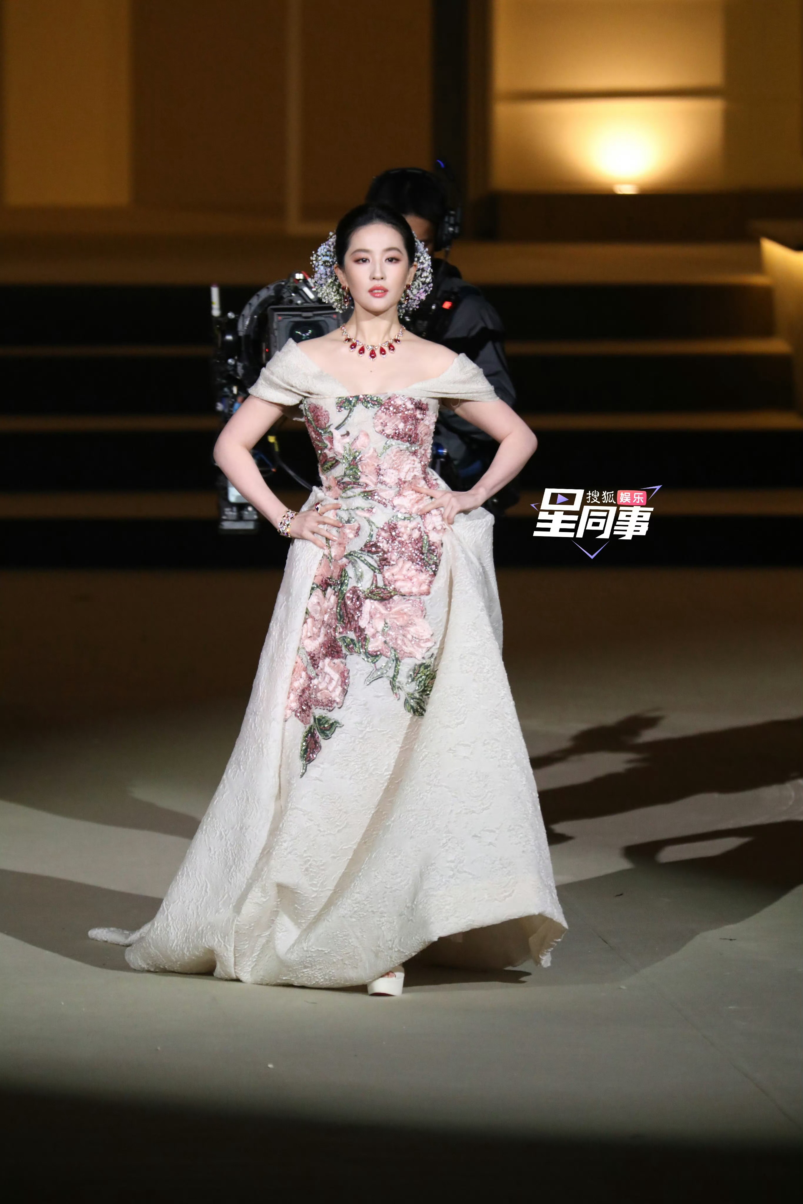 她的矜贵与生俱来[老师好]VOGUE大合影 | 刘亦菲压轴 ​​​