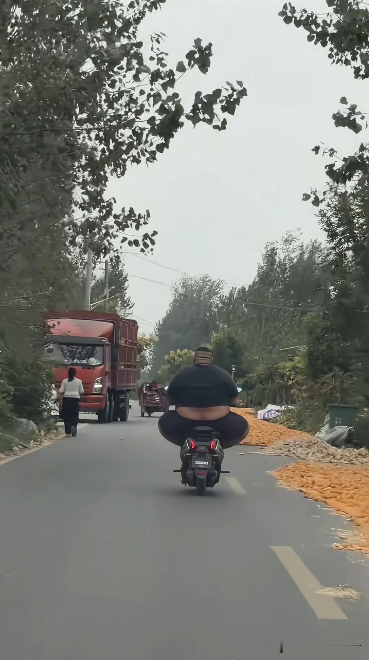 中国电动自行车为什么是刚需？
这位大哥说明了一切。

乡镇小道上，一位大哥骑着小