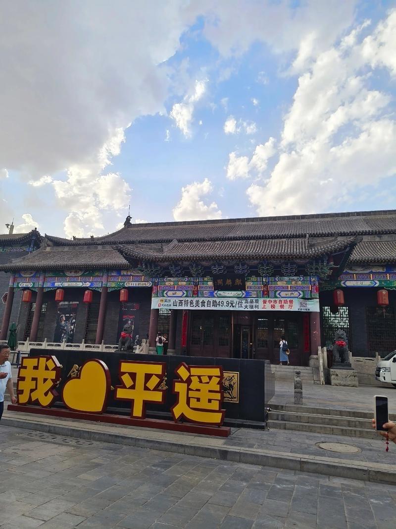 逛平遥只盯着票号里的金银金库，实在是误读了晋商五百年的根基。他们能纵横欧亚九千里