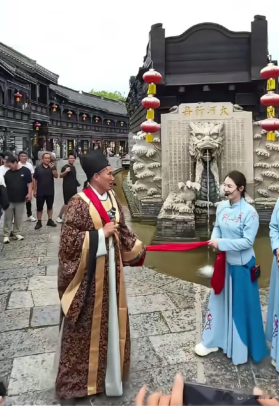 大衣哥为啥天天被围堵？
说白了，他太老实了。

成名后他没搬走，还住村里种地，结