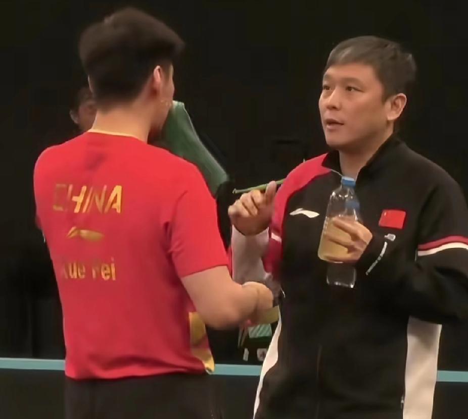 你发现没？昨晚这场球把我笑不活了。薛飞硬生生3比2击败张本智和，赛后刘志强教练都