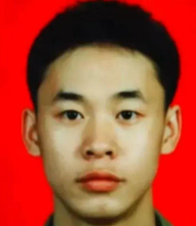 1995年，19岁战士梁强坐大巴返回部队，途中司机停下加油，梁强劝阻无果，就在这