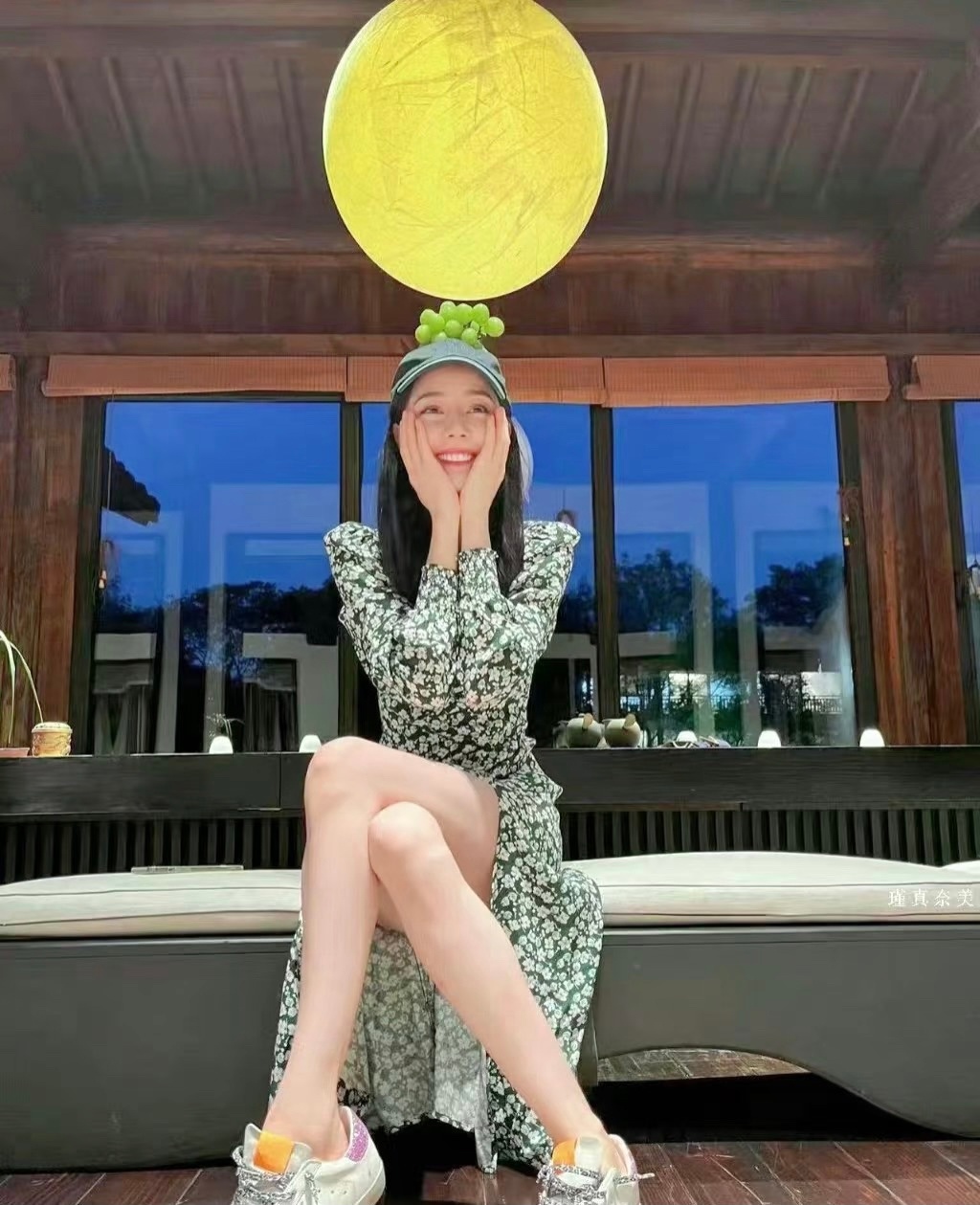 迪丽热巴青春洋溢的形象令人印象深刻，如今虽已三十几岁的年纪，依然展现出年轻的风采