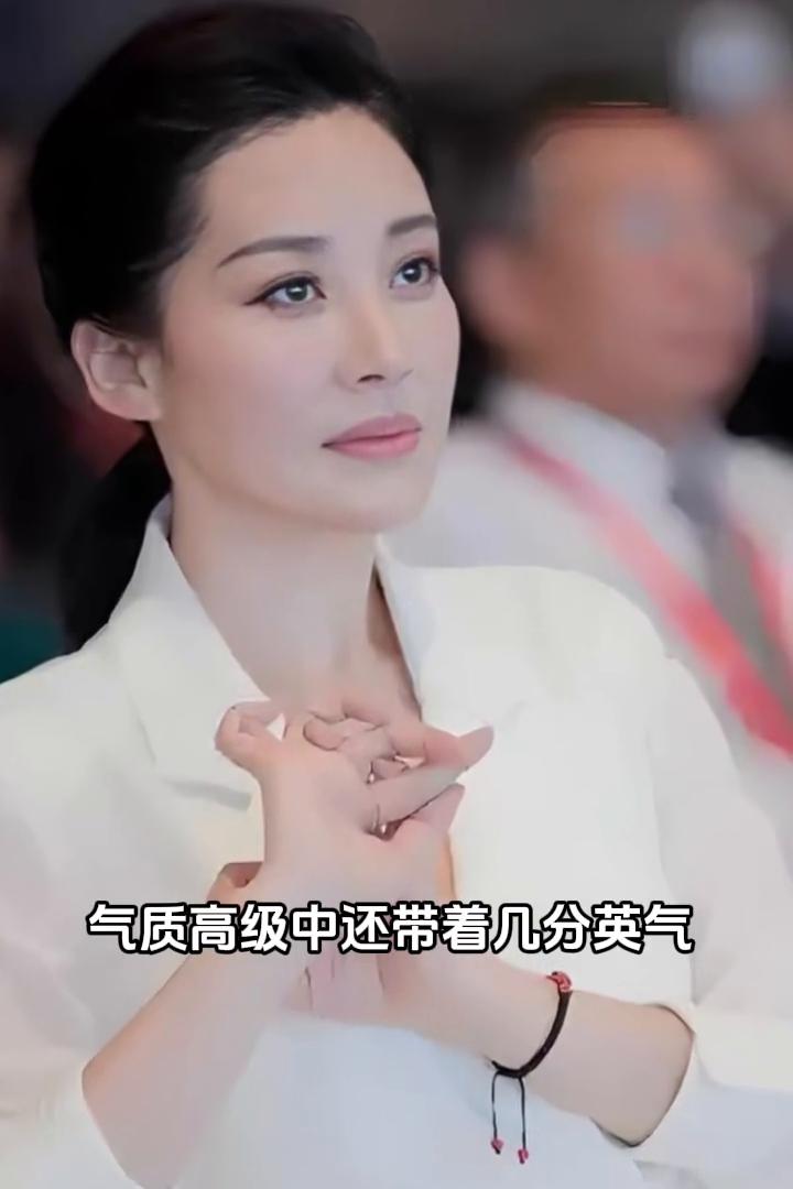 这位姑娘美的太出众了，五官精致立体，气质高级中还带着几分英气，一亮相就格外耀眼，
