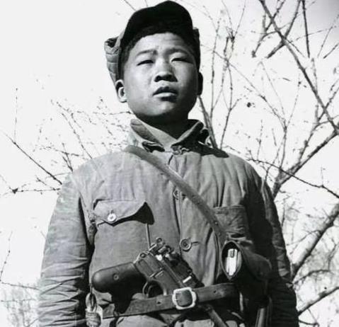 1942年，八路军小战士外出执行任务，没承想，半路上跟一群日伪军骑兵不期而遇，他