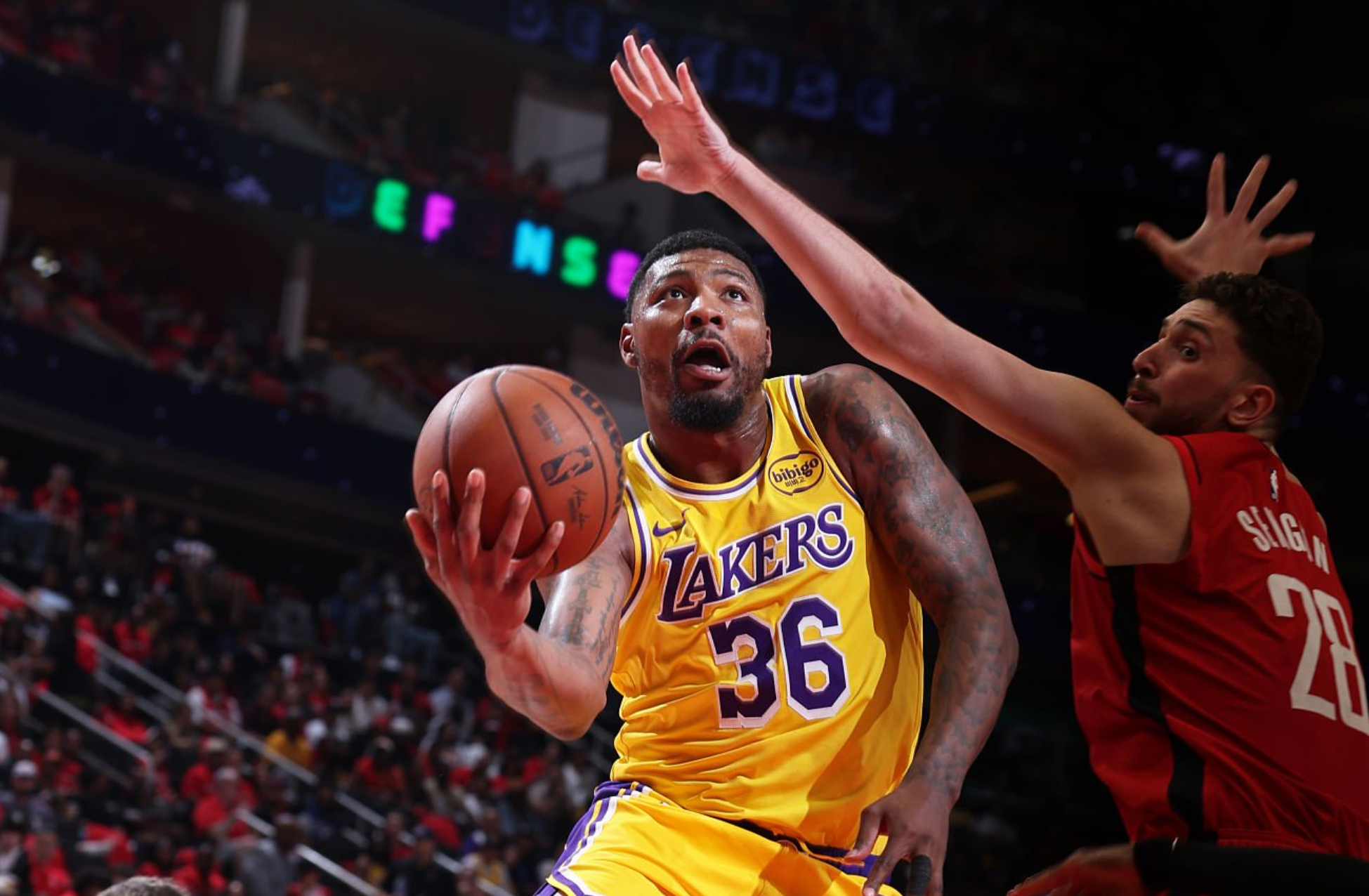 斯玛特同样是大功臣，几次分差接近时的助攻，比分打平时连吃谢泼德，关键三罚，关键篮